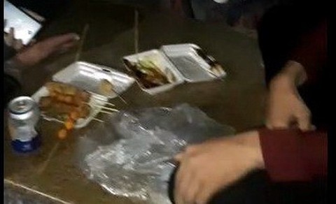 Vũng Tàu sau 3 năm cấm ăn nhậu ở bãi tắm, vẫn còn nhiều du khách vi phạm - Ảnh 1. Vũng Tàu sau 3 năm cấm ăn nhậu ở bãi tắm, vẫn còn nhiều du khách vi phạm - Ảnh 1.