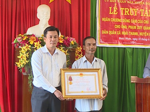 Truy tặng Huân chương Dũng cảm cho dân quân đuối nước vì vớt bèo cứu cầu - Ảnh 1. Truy tặng Huân chương Dũng cảm cho dân quân đuối nước vì vớt bèo cứu cầu - Ảnh 1.