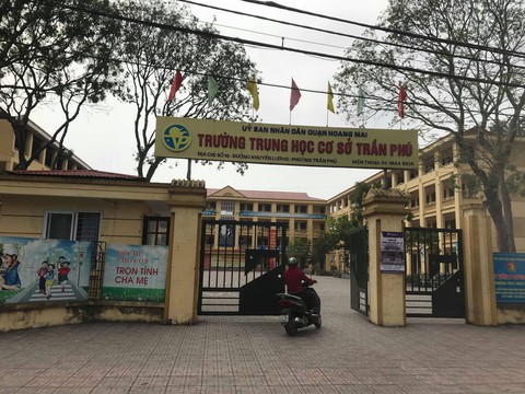 Thầy giáo bị tố dâm ô 7 nam sinh đã trở lại trường dạy học - Ảnh 1. Thầy giáo bị tố dâm ô 7 nam sinh đã trở lại trường dạy học - Ảnh 1.