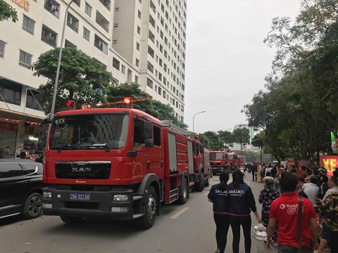 Cháy 25 phút ở bancông căn hộ tầng 32, hàng ngàn người tháo chạy - Ảnh 3. Cháy 25 phút ở bancông căn hộ tầng 32, hàng ngàn người tháo chạy - Ảnh 3.