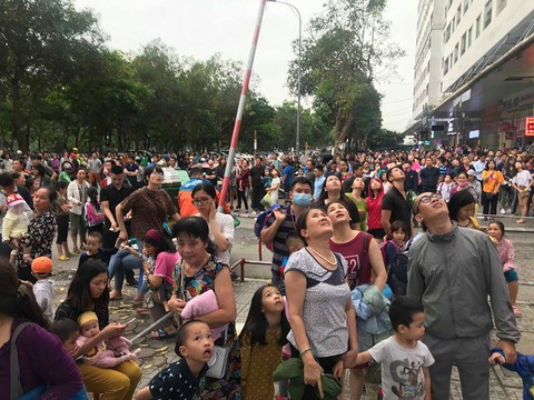 Cháy 25 phút ở bancông căn hộ tầng 32, hàng ngàn người tháo chạy - Ảnh 2. Cháy 25 phút ở bancông căn hộ tầng 32, hàng ngàn người tháo chạy - Ảnh 2.