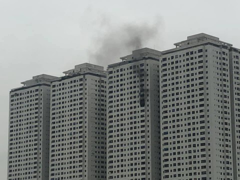 Cháy 25 phút ở bancông căn hộ tầng 32, hàng ngàn người tháo chạy - Ảnh 1. Cháy 25 phút ở bancông căn hộ tầng 32, hàng ngàn người tháo chạy - Ảnh 1.