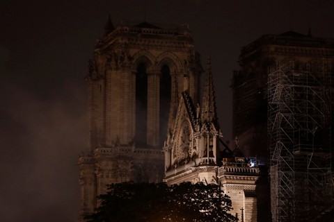 Đám cháy dữ dội ở Nhà thờ Đức Bà Paris đã được kiểm soát - Ảnh 7. Đám cháy dữ dội ở Nhà thờ Đức Bà Paris đã được kiểm soát - Ảnh 7.