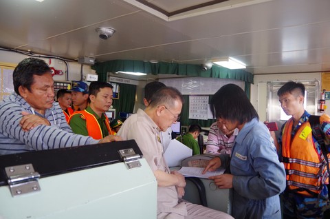 Công an, cảnh sát biển, biên phòng vây ráp xuyên đêm bắt tàu xăng dầu lậu - Ảnh 5. Công an, cảnh sát biển, biên phòng vây ráp xuyên đêm bắt tàu xăng dầu lậu - Ảnh 5.