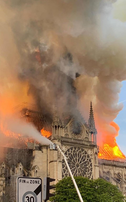 Dân mạng tan vỡ khi Nhà thờ Đức Bà Paris cháy - Ảnh 1. Dân mạng tan vỡ khi Nhà thờ Đức Bà Paris cháy - Ảnh 1.