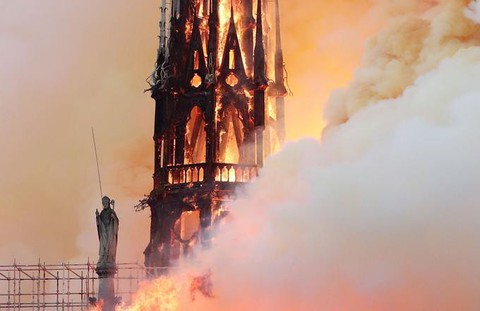 Đám cháy dữ dội ở Nhà thờ Đức Bà Paris đã được kiểm soát - Ảnh 4. Đám cháy dữ dội ở Nhà thờ Đức Bà Paris đã được kiểm soát - Ảnh 4.