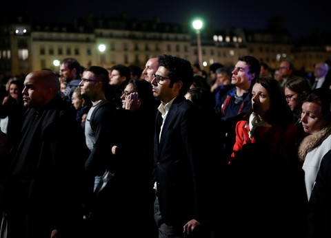 Đám cháy dữ dội ở Nhà thờ Đức Bà Paris đã được kiểm soát - Ảnh 6. Đám cháy dữ dội ở Nhà thờ Đức Bà Paris đã được kiểm soát - Ảnh 6.