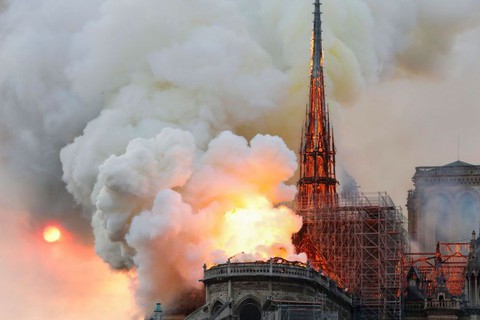 Đám cháy dữ dội ở Nhà thờ Đức Bà Paris đã được kiểm soát - Ảnh 1. Đám cháy dữ dội ở Nhà thờ Đức Bà Paris đã được kiểm soát - Ảnh 1.