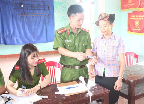Xuống tận bản cấp trả thẻ căn cước - Ảnh 2. Xuống tận bản cấp trả thẻ căn cước - Ảnh 2.