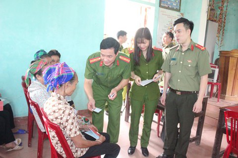 Xuống tận bản cấp trả thẻ căn cước - Ảnh 1. Xuống tận bản cấp trả thẻ căn cước - Ảnh 1.