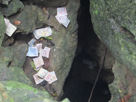 Hang động hoang sơ bị du khách ném đầy... tiền lẻ - Ảnh 1. Hang động hoang sơ bị du khách ném đầy... tiền lẻ - Ảnh 1.