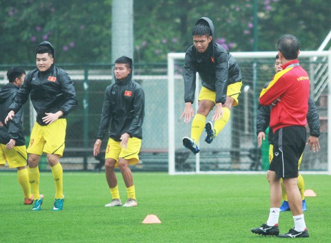U-18 Việt Nam tập với sơ đồ 3 trung vệ như đội tuyển quốc gia - Ảnh 2. U-18 Việt Nam tập với sơ đồ 3 trung vệ như đội tuyển quốc gia - Ảnh 2.