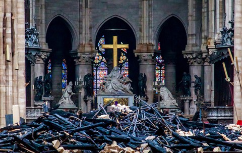 Nhà thờ Đức Bà Paris có thể đổ sập nếu lính cứu hỏa không quên mình... - Ảnh 2. Nhà thờ Đức Bà Paris có thể đổ sập nếu lính cứu hỏa không quên mình... - Ảnh 2.