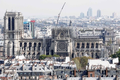Tranh luận nảy lửa thời gian tái thiết nhà thờ Đức Bà Paris - Ảnh 1. Tranh luận nảy lửa thời gian tái thiết nhà thờ Đức Bà Paris - Ảnh 1.