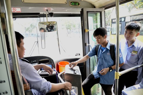 Vì sao chưa nhiều hành khách dùng thẻ xe buýt? - Ảnh 1. Vì sao chưa nhiều hành khách dùng thẻ xe buýt? - Ảnh 1.