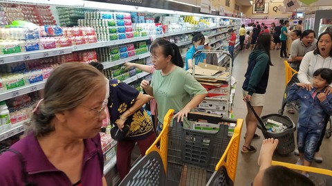 Chùm ảnh người TP.HCM đối phó với nắng nóng - Ảnh 4. Chùm ảnh người TP.HCM đối phó với nắng nóng - Ảnh 4.