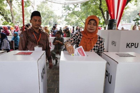 Indonesia bước vào cuộc bầu cử 1 ngày lớn nhất thế giới - Ảnh 1. Indonesia bước vào cuộc bầu cử 1 ngày lớn nhất thế giới - Ảnh 1.