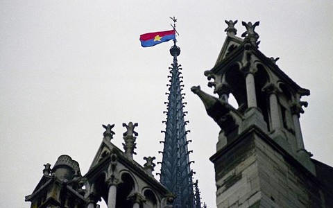 Lá cờ Việt Nam trên đỉnh tháp Nhà thờ Đức Bà Paris - Ảnh 1. Lá cờ Việt Nam trên đỉnh tháp Nhà thờ Đức Bà Paris - Ảnh 1.