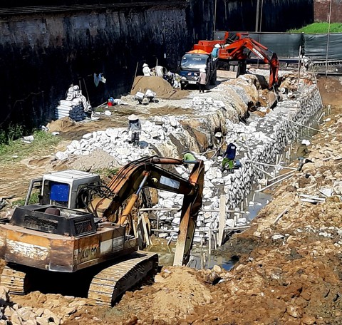 Xác định không đúng mức độ hư hỏng của bờ kè kinh thành Huế - Ảnh 2. Xác định không đúng mức độ hư hỏng của bờ kè kinh thành Huế - Ảnh 2.