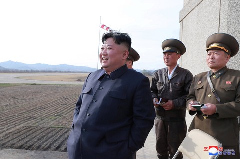 Ông Kim Jong Un xuất hiện chỉ đạo phi công chiến đấu - Ảnh 1. Ông Kim Jong Un xuất hiện chỉ đạo phi công chiến đấu - Ảnh 1.