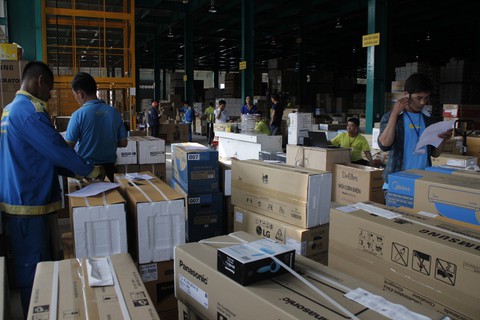 Chùm ảnh người TP.HCM đối phó với nắng nóng - Ảnh 7. Chùm ảnh người TP.HCM đối phó với nắng nóng - Ảnh 7.