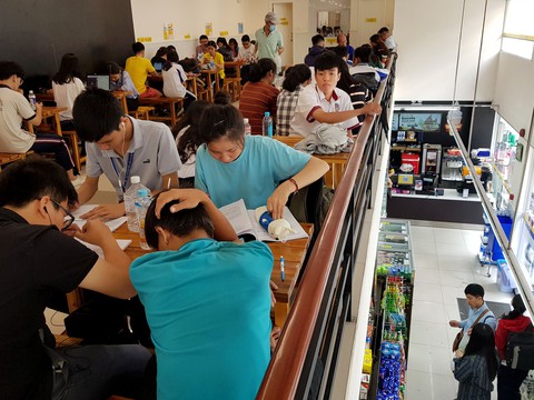 Chùm ảnh người TP.HCM đối phó với nắng nóng - Ảnh 1. Chùm ảnh người TP.HCM đối phó với nắng nóng - Ảnh 1.