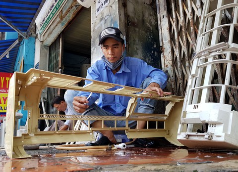 Chùm ảnh người TP.HCM đối phó với nắng nóng - Ảnh 5. Chùm ảnh người TP.HCM đối phó với nắng nóng - Ảnh 5.