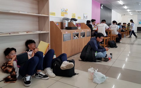 Chùm ảnh người TP.HCM đối phó với nắng nóng - Ảnh 2. Chùm ảnh người TP.HCM đối phó với nắng nóng - Ảnh 2.