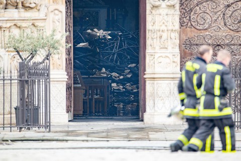 Khung cảnh nhói lòng bên trong nhà thờ Đức Bà Paris sau hỏa hoạn - Ảnh 11. Khung cảnh nhói lòng bên trong nhà thờ Đức Bà Paris sau hỏa hoạn - Ảnh 11.