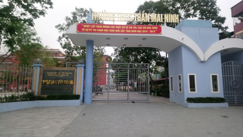 Học sinh lớp 8 rơi từ tầng cao xuống sân trường bị thương nặng - Ảnh 1. Học sinh lớp 8 rơi từ tầng cao xuống sân trường bị thương nặng - Ảnh 1.