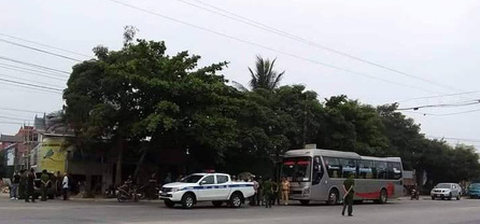 Chặn xe khách, hai nhóm người nổ súng bắn nhau - Ảnh 1. Chặn xe khách, hai nhóm người nổ súng bắn nhau - Ảnh 1.