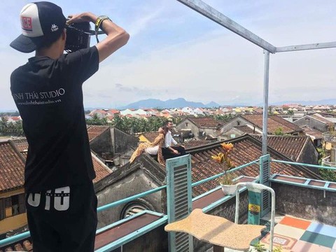Nằm lên mái nhà cổ để chụp ảnh cưới tại Hội An - Ảnh 2. Nằm lên mái nhà cổ để chụp ảnh cưới tại Hội An - Ảnh 2.
