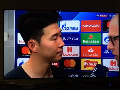 Son Heung Min giật mình khi nhận hung tin từ phóng viên truyền hình Đức - Ảnh 1. Son Heung Min giật mình khi nhận hung tin từ phóng viên truyền hình Đức - Ảnh 1.
