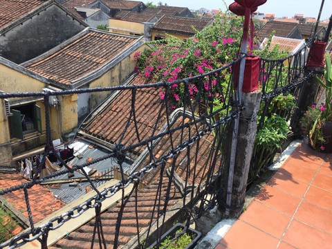 Nằm lên mái nhà cổ để chụp ảnh cưới tại Hội An - Ảnh 3. Nằm lên mái nhà cổ để chụp ảnh cưới tại Hội An - Ảnh 3.