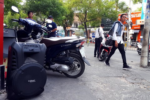 Tiếng ồn bủa vây: Đừng để dân tự xử - Ảnh 1. Tiếng ồn bủa vây: Đừng để dân tự xử - Ảnh 1.