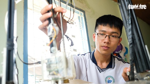 Mẹ bán vé số, con được tuyển thẳng đại học - Ảnh 3. Mẹ bán vé số, con được tuyển thẳng đại học - Ảnh 3.