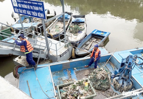 Cá lại chết nổi trên kênh Nhiêu Lộc - Thị Nghè - Ảnh 7. Cá lại chết nổi trên kênh Nhiêu Lộc - Thị Nghè - Ảnh 7.