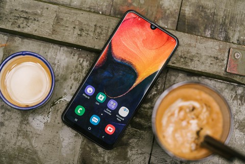 Galaxy A50 dẫn đầu làn sóng cao cấp hoá smartphone tầm trung - Ảnh 1. Galaxy A50 dẫn đầu làn sóng cao cấp hoá smartphone tầm trung - Ảnh 1.