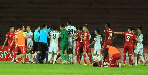 Trận Hải Phòng- SHB Đà Nẵng: chơi bóng bạo lực nhưng không cầu thủ nào bị phạt - Ảnh 1. Trận Hải Phòng- SHB Đà Nẵng: chơi bóng bạo lực nhưng không cầu thủ nào bị phạt - Ảnh 1.