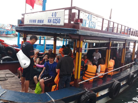 Khánh Hòa cấm tàu ra biển nếu du khách không mặc áo phao - Ảnh 1. Khánh Hòa cấm tàu ra biển nếu du khách không mặc áo phao - Ảnh 1.