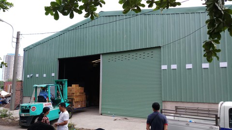 Cưỡng chế tháo dỡ nhà kho trái phép hàng trăm mét vuông - Ảnh 1. Cưỡng chế tháo dỡ nhà kho trái phép hàng trăm mét vuông - Ảnh 1.
