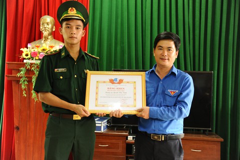 Tặng bằng khen trung úy biên phòng cứu người đuối nước - Ảnh 1. Tặng bằng khen trung úy biên phòng cứu người đuối nước - Ảnh 1.