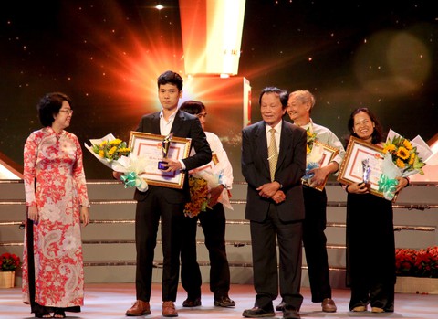 Cảm hứng yêu nước và đề tài chiến tranh ở giải thưởng VHNT TP.HCM - Ảnh 4. Cảm hứng yêu nước và đề tài chiến tranh ở giải thưởng VHNT TP.HCM - Ảnh 4.