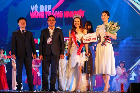 Vũ điệu bốc lửa chỉ với một chân của hoa khôi Bế Thị Băng gây xúc động - Ảnh 1. Vũ điệu bốc lửa chỉ với một chân của hoa khôi Bế Thị Băng gây xúc động - Ảnh 1.