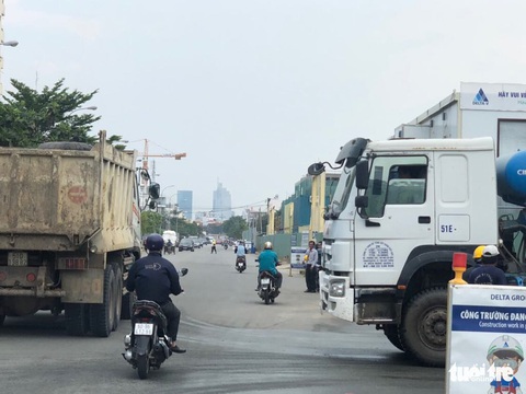 Lãnh đạo quận 2 đã hứa, xe ben vẫn chạy vào giờ cấm - Ảnh 3. Lãnh đạo quận 2 đã hứa, xe ben vẫn chạy vào giờ cấm - Ảnh 3.