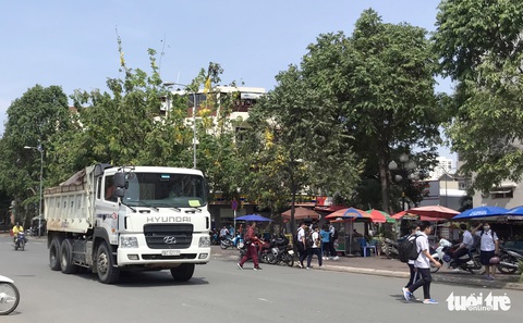 Lãnh đạo quận 2 đã hứa, xe ben vẫn chạy vào giờ cấm - Ảnh 4. Lãnh đạo quận 2 đã hứa, xe ben vẫn chạy vào giờ cấm - Ảnh 4.