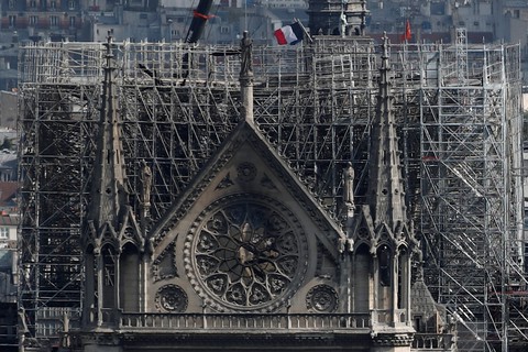 Nhà thờ Đức Bà Paris cháy do chập điện? - Ảnh 1. Nhà thờ Đức Bà Paris cháy do chập điện? - Ảnh 1.