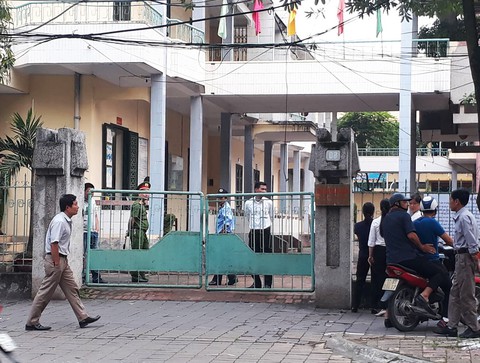 Dâm ô nữ sinh lớp 8, cựu cán bộ công an lãnh 3 năm tù - Ảnh 1. Dâm ô nữ sinh lớp 8, cựu cán bộ công an lãnh 3 năm tù - Ảnh 1.