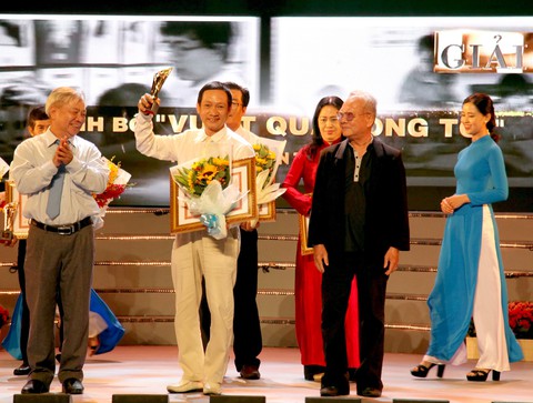 Cảm hứng yêu nước và đề tài chiến tranh ở giải thưởng VHNT TP.HCM - Ảnh 6. Cảm hứng yêu nước và đề tài chiến tranh ở giải thưởng VHNT TP.HCM - Ảnh 6.