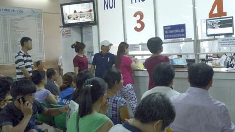 Chi Bảo hiểm y tế: cho thuốc thì quá tay, cho găng tay thì tiết kiệm - Ảnh 1. Chi Bảo hiểm y tế: cho thuốc thì quá tay, cho găng tay thì tiết kiệm - Ảnh 1.